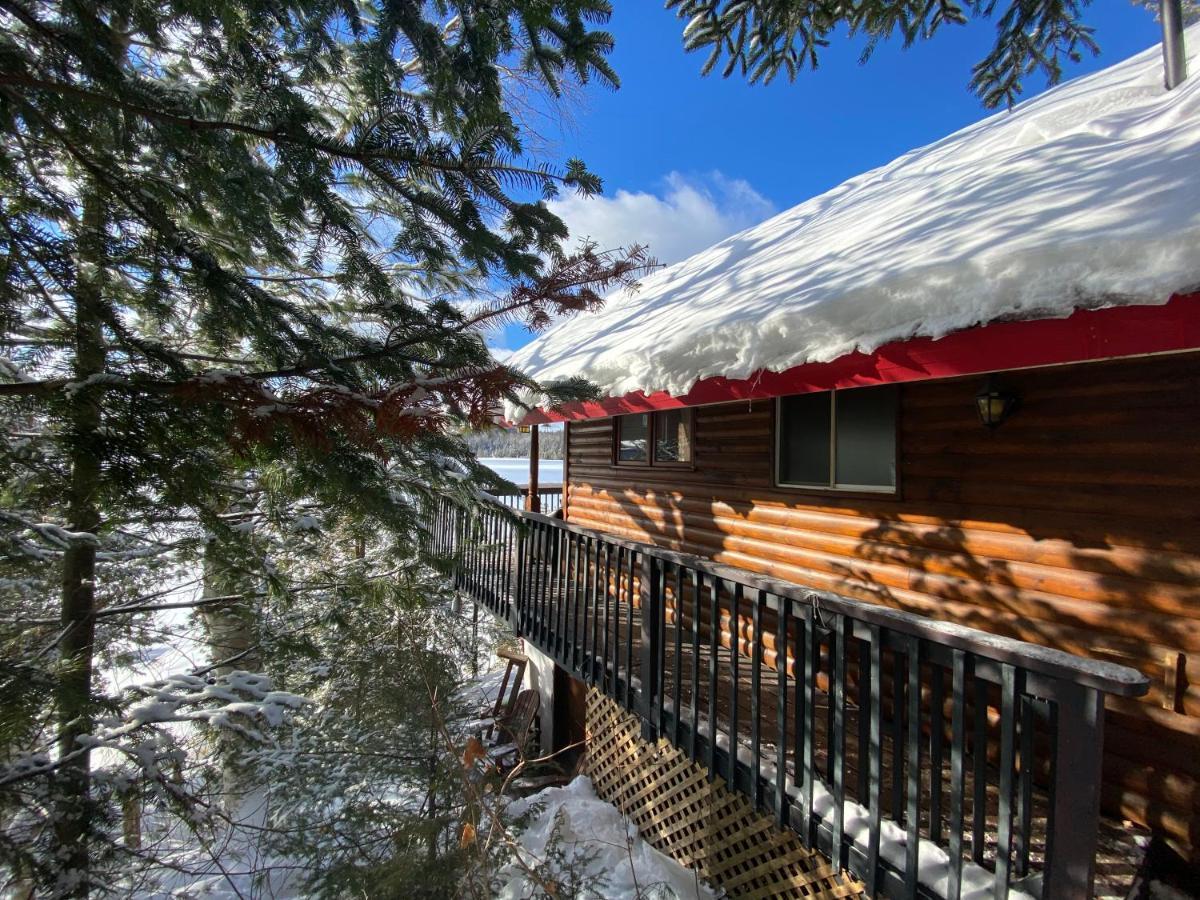 Le Petit Chalet Sur Le Lac Sainte-Marguerite-du-Lac-Masson Exterior photo
